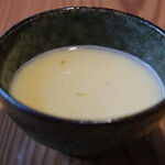 AJIKA Georgian Bistro and Wine Bar - クラシック アチャルリ・ハチャプリ セット 1900円 のチキンスープ